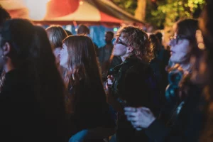 Des femmes dans le public lors du festival Please Me Welcome Edition à Metz